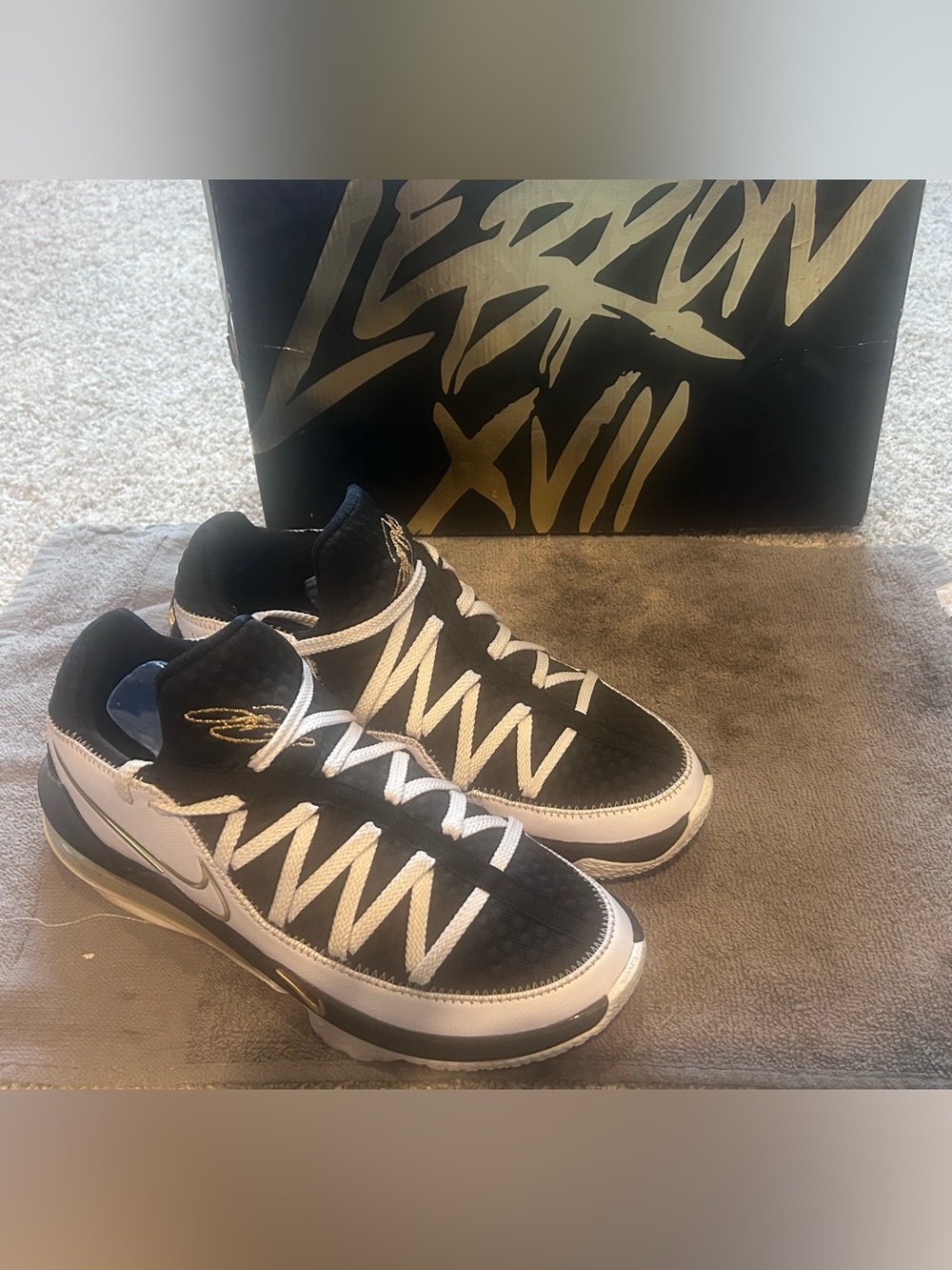 Lebron 17 (XVII) low (Sheriff) black / metallic gold - Men's 9.5